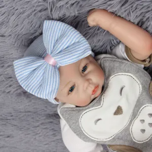 Gorro de punto para bebé recién nacido con gran lazo de rayas azules y blancas tierno