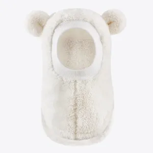 Weiches Plueschdetail der Baby Wintermuetze mit Baerohren, warme Fliessfutter Textur.