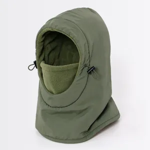 Gedetailleerd overzicht van het olijfgroene fleece fietsgezichtsmasker met geïntegreerde capuchon.