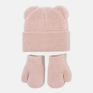Detailaufnahme der rosa gestrickten Kinder Winter Bärenohren Mütze und passender Handschuhe.