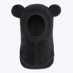 Nahaufnahme Detail der schwarzen Fleece Kinder Winter Sturmhaube mit süßem Bärenohren Design.