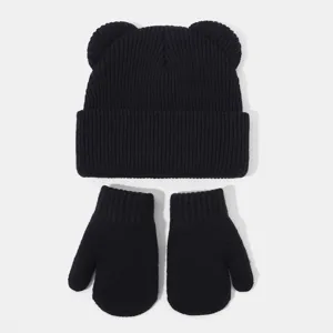 Nahaufnahme Details des schwarzen Strickmützen- und Handschuhe-Sets mit süßen Bärenohren.