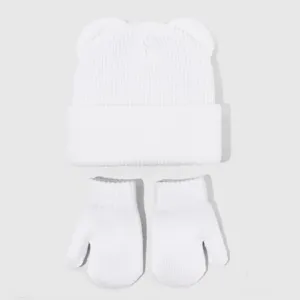 Weißes Kinder Strickmütze und Handschuhe Set mit süßen Bärenohren für kalte Wintertage.