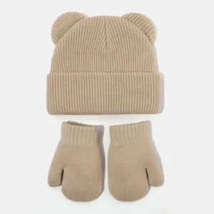 Detailaufnahme des süßen beigen Strickmützen und Handschuhe Sets mit niedlichen Bärenohren.