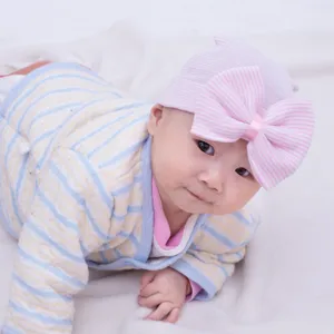 Lindo gorro de punto para recién nacido con gran lazo rosa, gorro suave y cómodo para bebés.