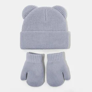 Nahaufnahme eines süßen Kinder Winter Strick Bärenohren Mütze und passenden Handschuhen.