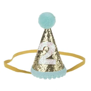 Primo piano della fascia per capelli con cappello a cono glitterato per compleanno bimbi.