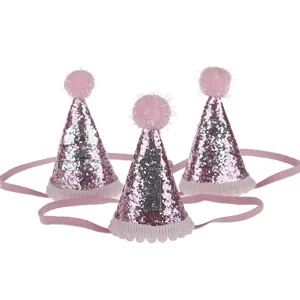 Cappelli glitterati per festa di compleanno bambini con numeri e ponpons dettaglio accessori.