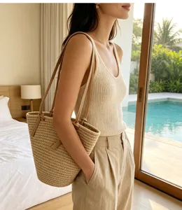 Detailansicht der koreanischen minimalistischen Stroh-Eimer Tasche für den lässigen Urlaub.