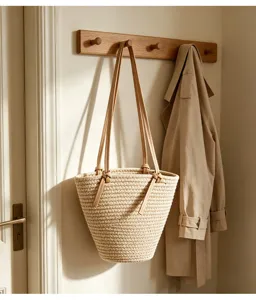Minimalistische gewebte Eimer-Schultertasche Szenendetail, neutraler Beigeton, lässiger Look.