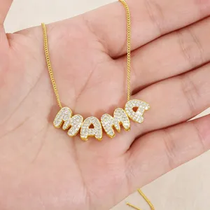 Collana con ciondolo lettera MAMA placcata oro, dettagli gioiello alfabeto in strass.