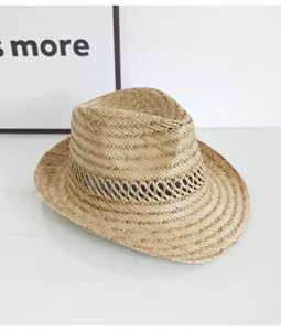 Vue détaillée du chapeau de cowboy en paille tressée à large bord bien respirant.