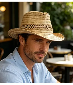 Vue détaillée du chapeau de paille fait main pour homme, idéal pour la plage et l'été.