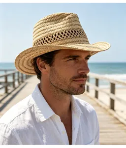 Chapeau de paille artisanal vue détail, design de tissage ajouré respirant pour l'été et plage.