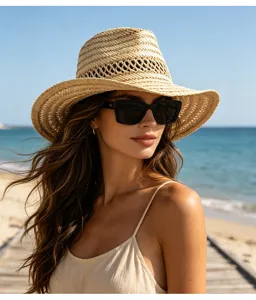 Chapeau de paille tissé à large bord et design ajouré, parfait pour les vacances d'été.