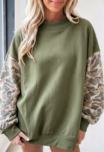 Gedetailleerd uitzicht van het stijlvolle fleece sweatshirt met camouflage mouwen, zacht.