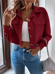 Rote Cordjacke Detailansicht mit Revers und einreihigen Knöpfen, modisches Langarm Design.