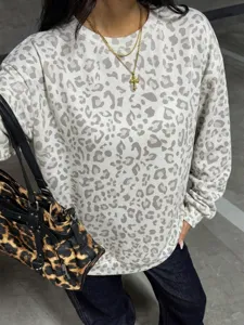 Gros plan détaillé d'un sweat-shirt ample tendance pour femme avec imprimé léopard automne.