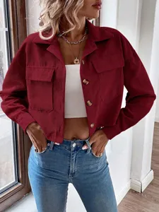 Nahaufnahme Detail der lässigen einreihigen Damen Cordjacke mit Revers kurzem Schnitt.