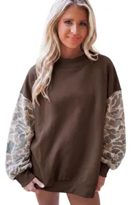 Comfortabele fleece trui met opstaande kraag en stijlvolle camouflage mouwen voor dames.