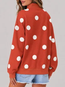 Detalle trasero de sudadera de mujer de cuello alto con lunares combinada con shorts vaqueros