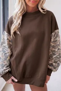 Casual trui met opstaande kraag, trendy camouflage mouwen en zachte fleecestof.