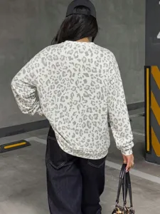 Détail du sweat à imprimé léopard vue dos, pull ample et confortable pour femme tendance