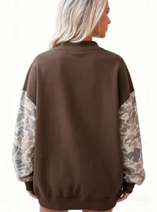 Detailweergave van damessweatshirt met opstaande kraag en contrasterende camouflagermouwen.