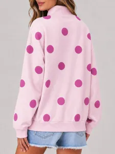 Vista detallada de la parte trasera de una sudadera rosa con lunares morados.