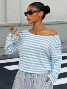 Detail van blauw-witte gestreepte gebreide trui met lange mouwen, losse casual top.