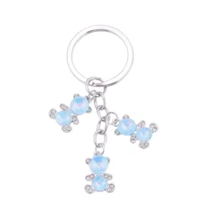 Nahaufnahme Detail des Kristall Bären Schlüsselanhängers mit blauen Opalsteinen Strass.