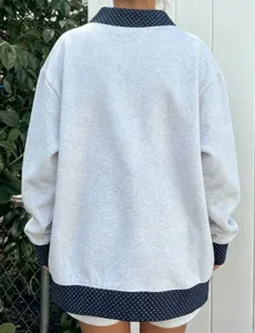 Detalle de sudadera informal para mujer, con cuello y puños de lunares en contraste muy chic.