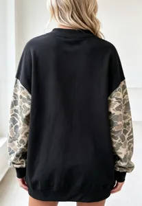 Details van de dames col camouflage colorblock fleece sweatshirt voor de winter.