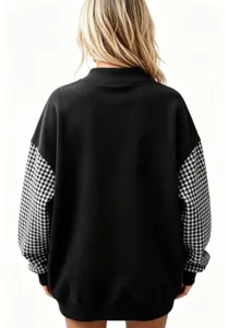 Vista trasera detallada de sudadera holgada con cuello alto y mangas de cuadros para mujer