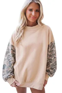 Gedetailleerd overzicht van het comfortabele fleece sweatshirt met camo mouwen.