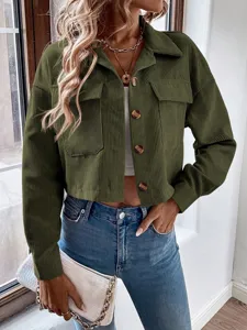 Detailansicht der grünen Damen Cord Langarm Crop Jacke mit Reverskragen und Knopfleiste.