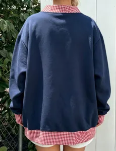 Sudadera casual de mujer falso dos piezas cuello redondo con detalles a cuadros rojos.