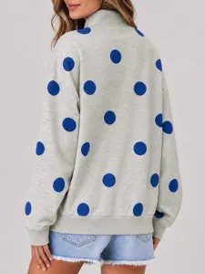 Vista trasera de sudadera de mujer con cuello alto, lunares azules grandes y mangas largas.