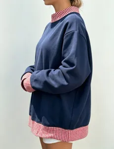 Sudadera informal de mujer a capas con cuello y dobladillo de camisa de cuadros rojos.