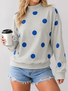 Sudadera gris de cuello alto con lunares azules, manga larga y corte holgado.