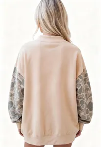Achterkant detail van casual losse fleece sweater met opstaande kraag en camouflage.