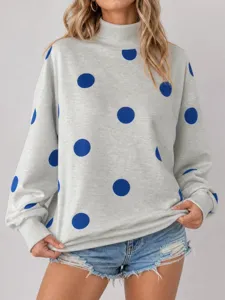 Sudadera gris casual de cuello alto y manga larga con lunares azules para mujer elegante.