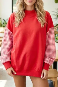 Sudadera de felpa con estampado de cuadros roja y cuello alto para mujer detalle.