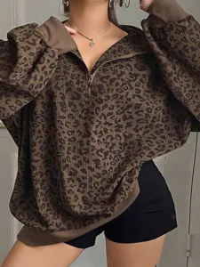 Felpa marrone in velluto a coste con stampa leopardata, mezza zip e colletto risvoltabile.