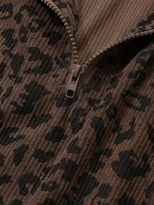 Primo piano dei dettagli del colletto con zip e della trama in maglia a coste leopardata.