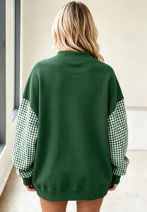 Detalle de espalda de sudadera verde, mangas largas de cuadros, cuello alto, ropa cómoda.