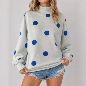 Sudadera casual de manga larga con cuello alto y lunares azules sobre tejido gris.