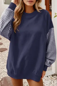 Gros plan détaillé du sweat-shirt élégant à manches longues à carreaux en bleu foncé.