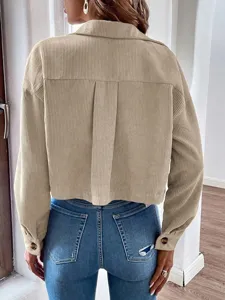 Casual Cordhose Langarm Knopfleiste Jacke Hemd, stilvolle Detailaufnahme von hinten.