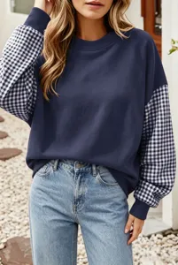 Vue détaillée d'un sweat-shirt décontracté pour femme à manches longues à motifs carreaux.